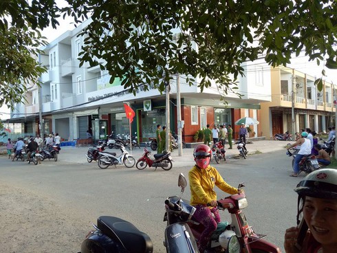 Rúng động: Táo tợn dùng súng uy hiếp, cướp hơn 2 tỷ tại ngân hàng - ảnh 1