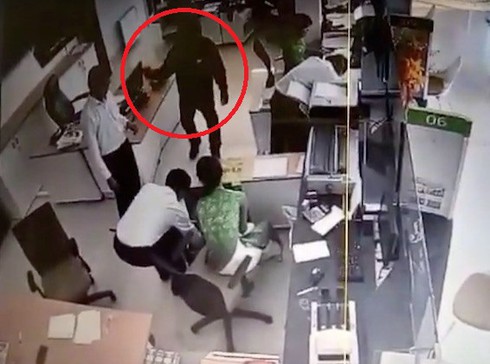 Trà Vinh: Nghi phạm cướp ngân hàng cao khoảng 1,7m và có dị tật ở chân - ảnh 1