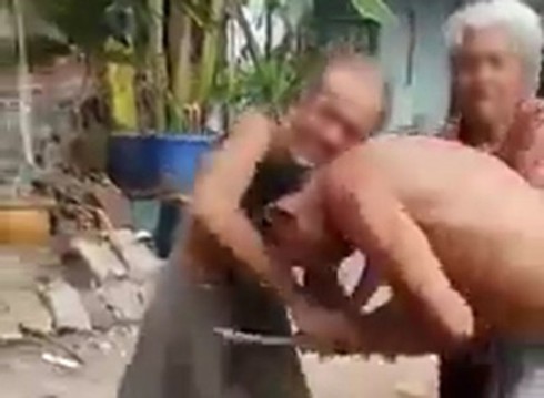 Phẫn nộ “nghịch tử” đánh cha 85 tuổi chấn thương, vỡ đầu - ảnh 2