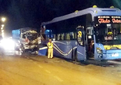 Đồng Nai: Xe ben chuyển làn, xe tải tông xe khách, 7 người thương vong - ảnh 2