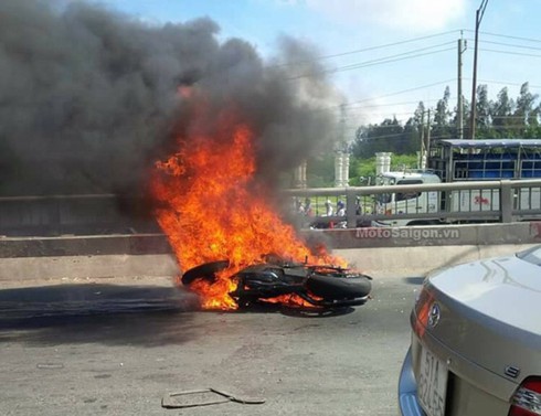 Xe mô tô BMW bốc cháy dữ dội; 2 xe máy tông nhau 4 người bị thương - ảnh 1