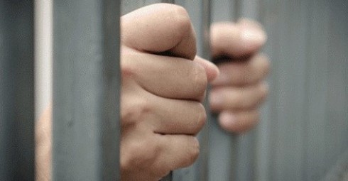 Khởi tố 2 mẹ con về hành vi bắt giữ 6 cán bộ trái pháp luật - ảnh 1