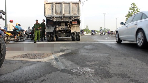 Va chạm với hung thần xe ben, 2 người thương vong - ảnh 1