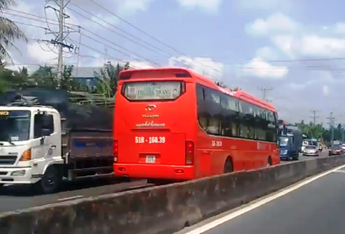 Chạy ngược chiều trên QL1, tài xế xe Phương Trang bị phạt “nguội” - ảnh 1