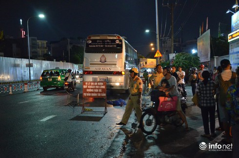 Đi xe đạp, người phụ nữ bị ô tô cán chết dưới trời mưa - ảnh 1