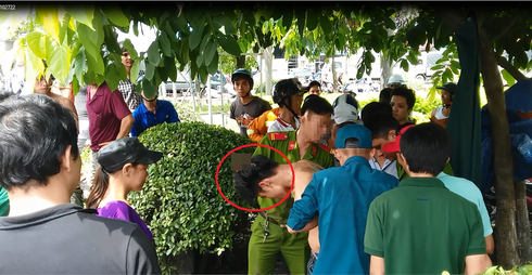 Người dân bắt nóng 2 tên cướp rồ ga tháo chạy gần 10km - ảnh 1