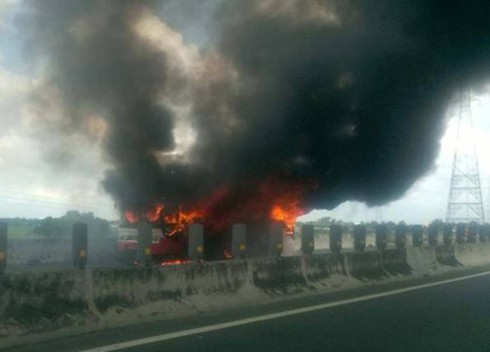 Xe khách cháy dữ dội trên cao tốc Trung Lương-TP.HCM - ảnh 1