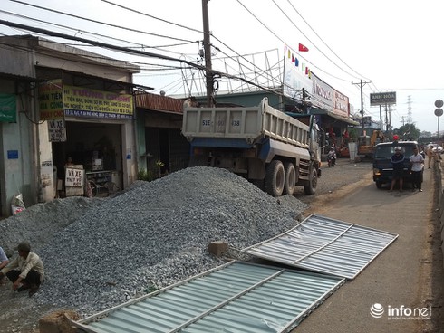 2 người dân nguy kịch vì xe ben đổ đá xuống đường - ảnh 2