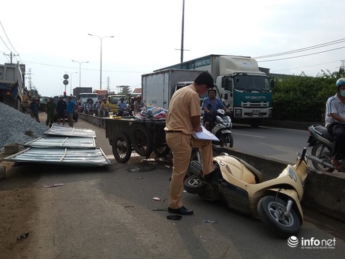 2 người dân nguy kịch vì xe ben đổ đá xuống đường - ảnh 1