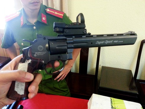 Cụ ông 76 tuổi bắn chết người ở Bình Dương tới Công an TP.HCM đầu thú - ảnh 1