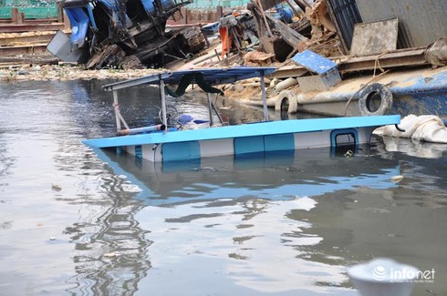 TP.HCM: Dây neo bị tuột, sà lan chìm dưới chân cầu Mống - ảnh 2