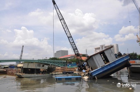 TP.HCM: Dây neo bị tuột, sà lan chìm dưới chân cầu Mống - ảnh 1