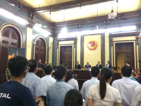 Hoa hậu Phương Nga mỉm cười trong phiên xét xử cáo buộc lừa đảo 16,5 tỷ đồng - ảnh 4