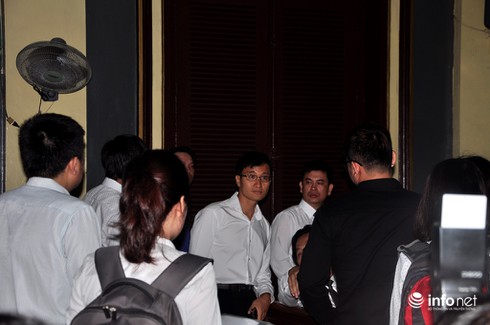 Hoa hậu Phương Nga mỉm cười trong phiên xét xử cáo buộc lừa đảo 16,5 tỷ đồng - ảnh 2