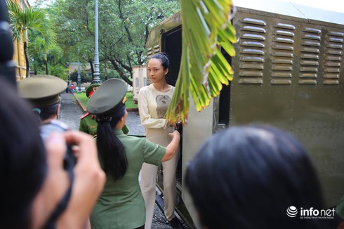 Hoa hậu Phương Nga mỉm cười trong phiên xét xử cáo buộc lừa đảo 16,5 tỷ đồng - ảnh 1