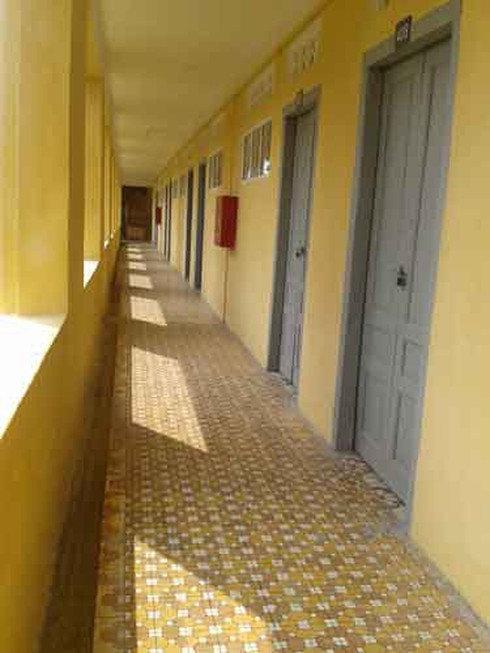 Sinh viên ngủ ngày để... tiết kiệm tiền ăn - ảnh 1