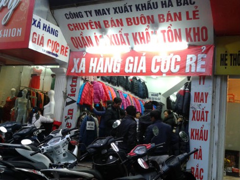 Hàng thời trang đổ đống nườm nượp khách - ảnh 2