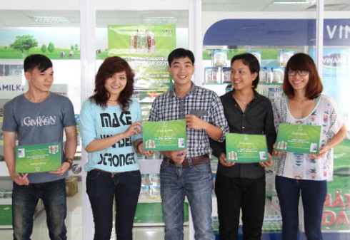 Vinamilk trao 15 chiếc iphone 5 cho khách hàng trúng thưởng đầu tiên - ảnh 1