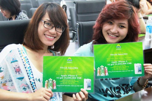Vinamilk trao 15 chiếc iphone 5 cho khách hàng trúng thưởng đầu tiên - ảnh 2