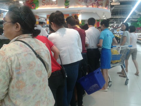 Xếp hàng vài tiếng đồng hồ để mua gà thải về ăn - ảnh 6