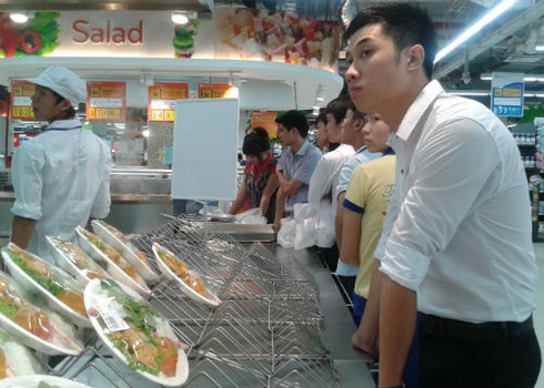 Xếp hàng vài tiếng đồng hồ để mua gà thải về ăn - ảnh 2