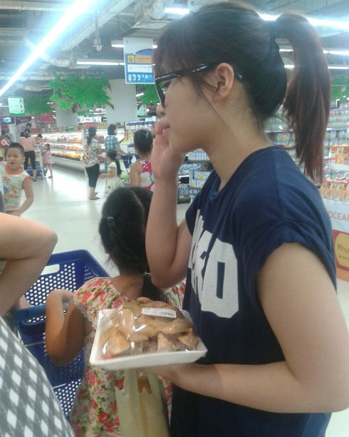 Xếp hàng vài tiếng đồng hồ để mua gà thải về ăn - ảnh 8