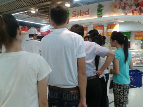 Xếp hàng vài tiếng đồng hồ để mua gà thải về ăn - ảnh 3