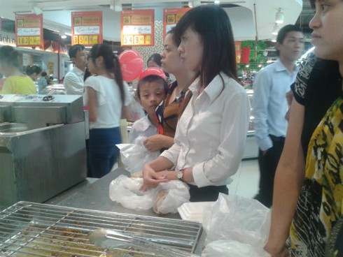 Xếp hàng vài tiếng đồng hồ để mua gà thải về ăn - ảnh 9