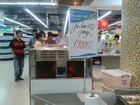 Xếp hàng vài tiếng đồng hồ để mua gà thải về ăn - ảnh 1