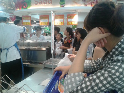 Xếp hàng vài tiếng đồng hồ để mua gà thải về ăn - ảnh 7