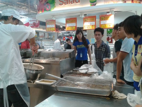 Xếp hàng vài tiếng đồng hồ để mua gà thải về ăn - ảnh 5