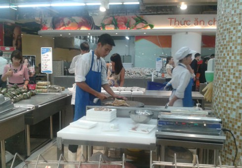 Xếp hàng vài tiếng đồng hồ để mua gà thải về ăn - ảnh 14