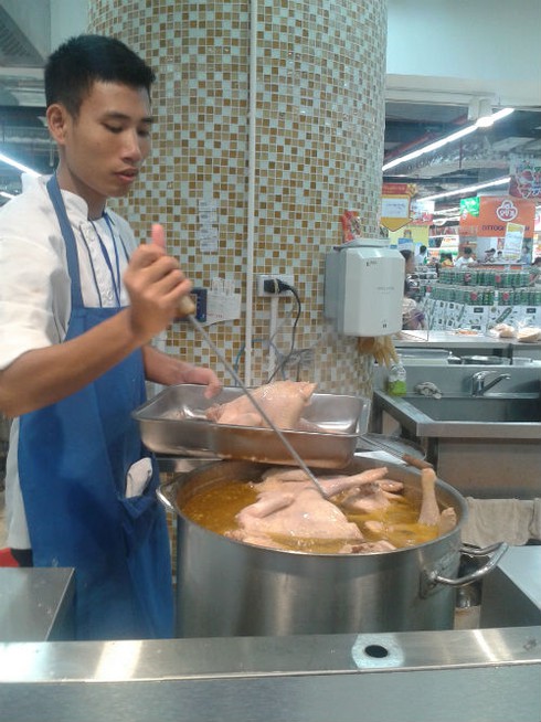 Xếp hàng vài tiếng đồng hồ để mua gà thải về ăn - ảnh 12