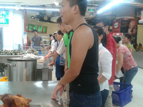 Xếp hàng vài tiếng đồng hồ để mua gà thải về ăn - ảnh 13