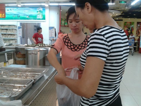 Xếp hàng vài tiếng đồng hồ để mua gà thải về ăn - ảnh 4