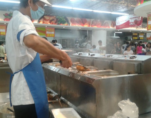 Xếp hàng vài tiếng đồng hồ để mua gà thải về ăn - ảnh 11