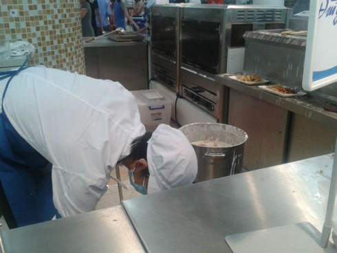 Xếp hàng vài tiếng đồng hồ để mua gà thải về ăn - ảnh 10