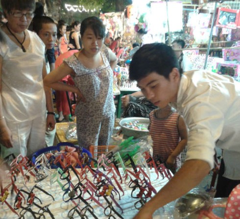 Nghịch cảnh bánh Trung thu ế chưa từng, đồ chơi mang thúng hốt bạc - ảnh 13