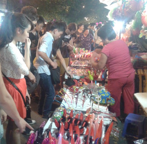 Nghịch cảnh bánh Trung thu ế chưa từng, đồ chơi mang thúng hốt bạc - ảnh 12