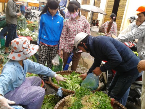 Chủ vườn bán tháo 1000 đồng/kg, chợ lẻ đội giá sau bão Haiyan - ảnh 9