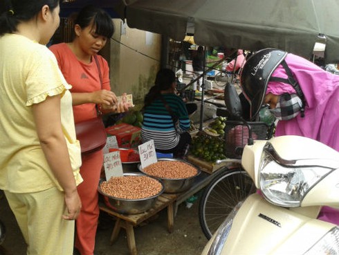 Chủ vườn bán tháo 1000 đồng/kg, chợ lẻ đội giá sau bão Haiyan - ảnh 10