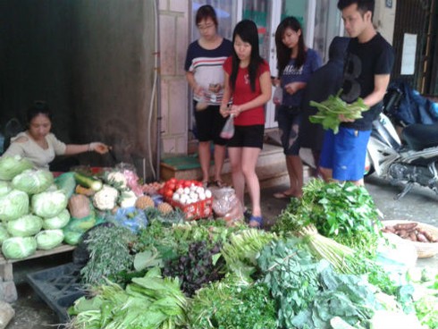 Chủ vườn bán tháo 1000 đồng/kg, chợ lẻ đội giá sau bão Haiyan - ảnh 4