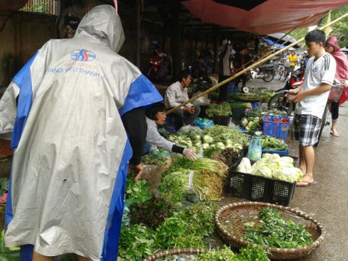 Chủ vườn bán tháo 1000 đồng/kg, chợ lẻ đội giá sau bão Haiyan - ảnh 5