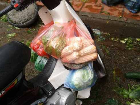 Chủ vườn bán tháo 1000 đồng/kg, chợ lẻ đội giá sau bão Haiyan - ảnh 6