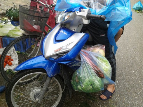 Chủ vườn bán tháo 1000 đồng/kg, chợ lẻ đội giá sau bão Haiyan - ảnh 7