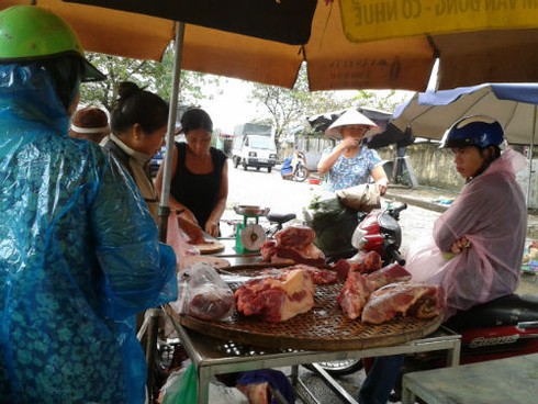 Chủ vườn bán tháo 1000 đồng/kg, chợ lẻ đội giá sau bão Haiyan - ảnh 11