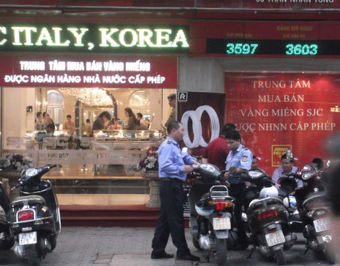 Giá vàng giảm sốc, khách hờ hững thăm dò - ảnh 2