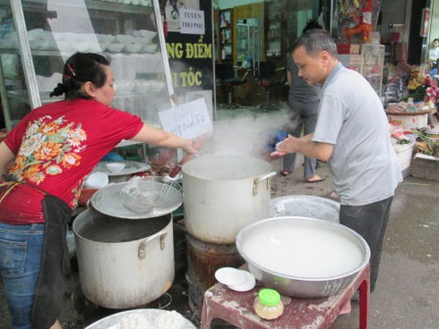 Người Hà Nội xếp hàng dài chờ mua bánh trôi, bánh chay - ảnh 8