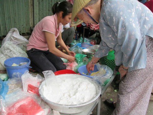 Người Hà Nội xếp hàng dài chờ mua bánh trôi, bánh chay - ảnh 14
