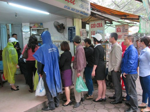 Người Hà Nội xếp hàng dài chờ mua bánh trôi, bánh chay - ảnh 1